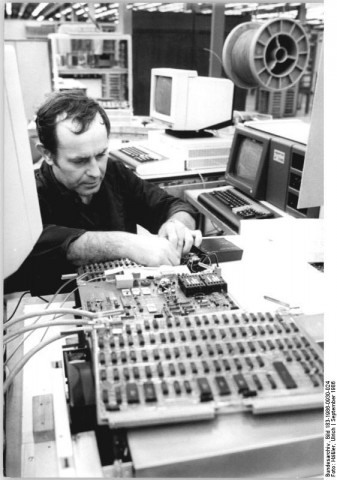 1986 startete die Serienproduktion des Arbeitsplatzcomputers A 7100. (Bild: Bundesarchiv/CC BY-SA 3.0)